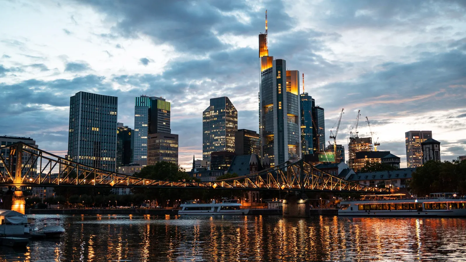 Frankfurter Skyline, moderne Aufnahme